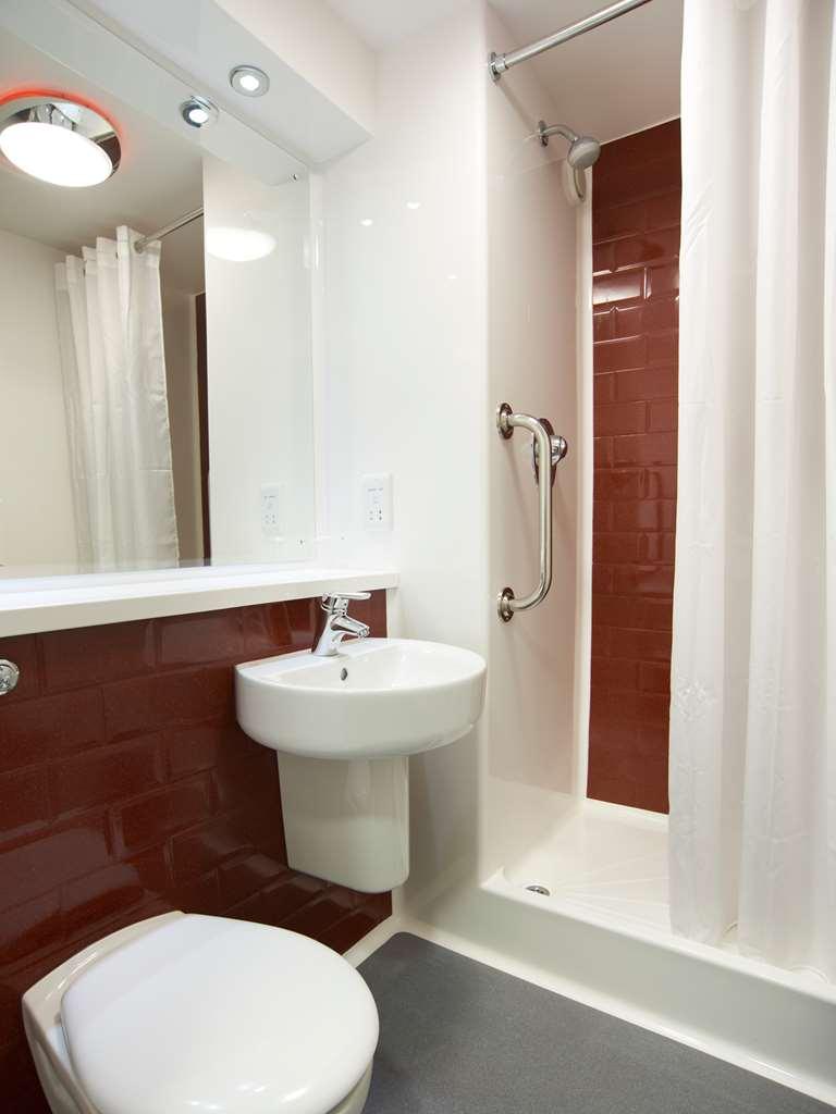 Travelodge Kingston Upon Thames Central Лондон Номер фото