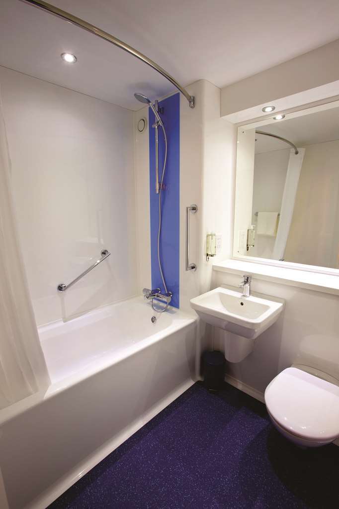 Travelodge Kingston Upon Thames Central Лондон Номер фото